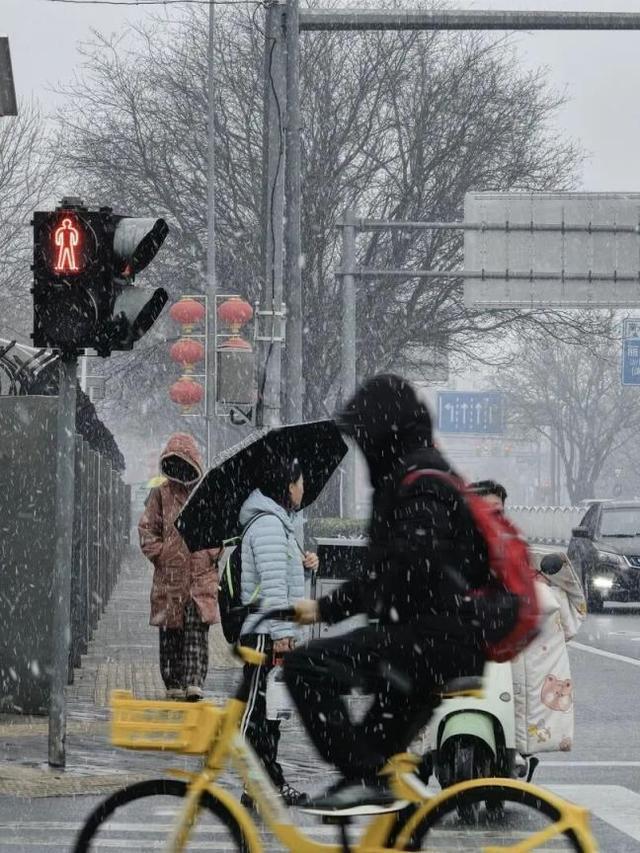 北京多区飘雪！瑞雪兆丰年的既视感有了 弱雨雪持续注意安全