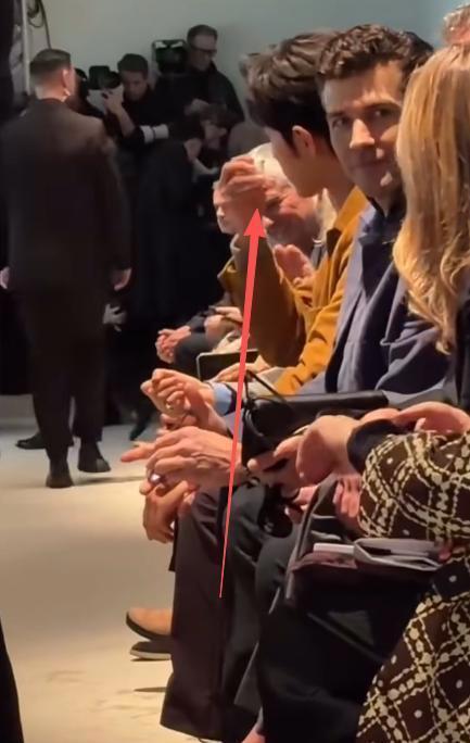 肖战试衣服时的表情 汗流浃背萌态十足