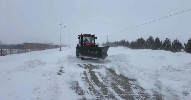 牧民开叉车送娃返校