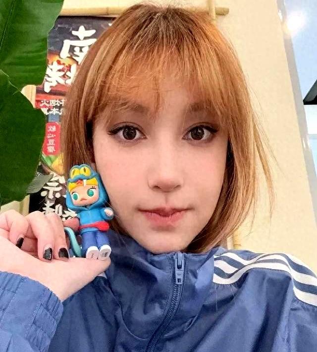 李雨桐情绪失控!发文怒斥薛之谦联手妻子坑害她,导致她抑郁12年