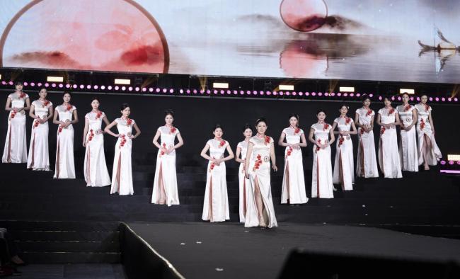 新疆喀什姑娘拿下中国小姐全国冠军 文化与美丽并重