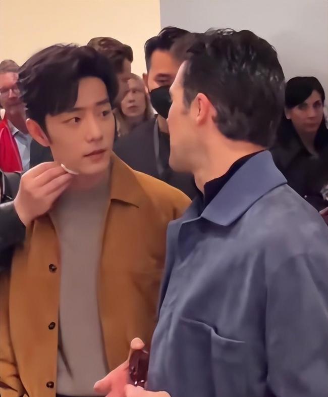 肖战试衣服时的表情 汗流浃背萌态十足