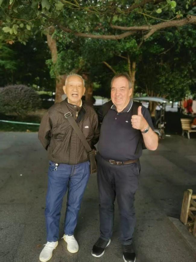 97岁社牛爷爷西湖边自信飙英语 活到老学到老