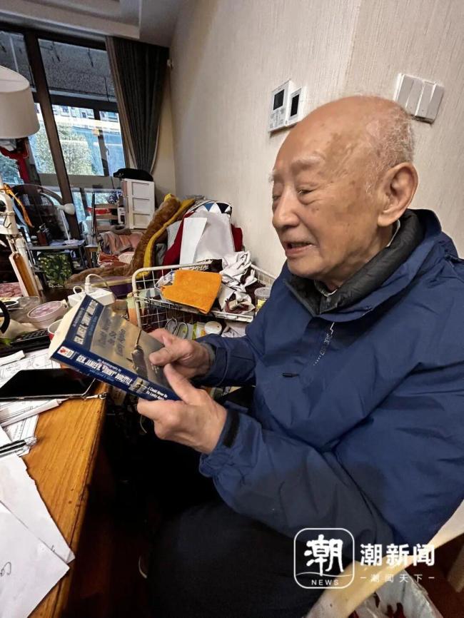 97岁社牛爷爷西湖边自信飙英语 活到老学到老