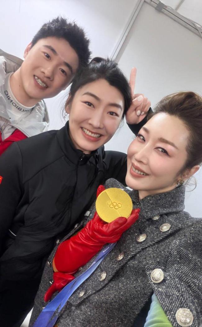 孙悦舞台上摔倒