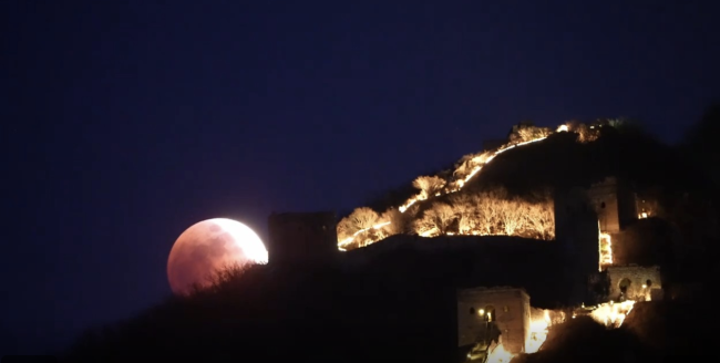 元宵“血月”在万里长城上升起 摄影师记录震撼瞬间