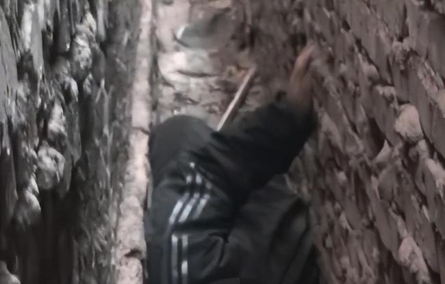 山西吕梁消防员救坠井初中生 狭小空间极限救援