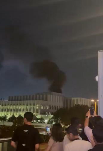 美国驻阿联酋领事馆附近燃起大火 无人机袭击引发火灾