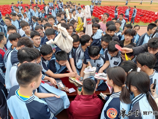 田径名将林雨薇寄语青少年：低谷是巅峰的开始 沉得住气才能迎接巅峰