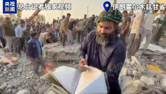 伊朗为女子小学165名遇难者举行葬礼 无声见证悲剧