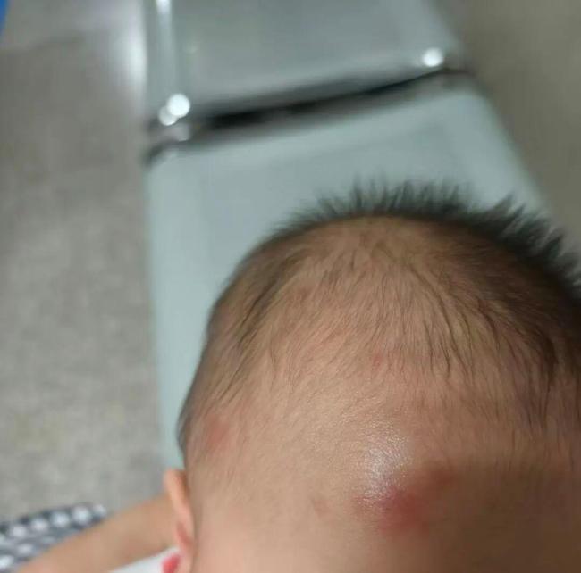 宝妈抱娃乘扶梯被玩具车撞倒 监控视频引热议