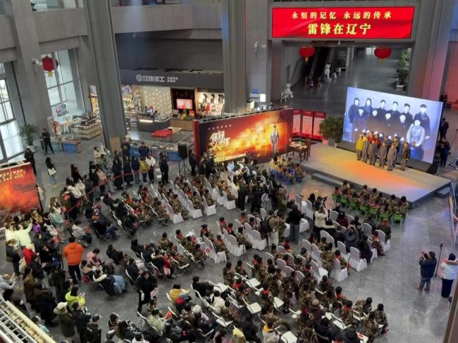 国内首个“数智工人雷锋”亮相