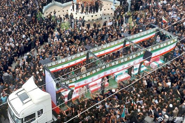 伊朗为遭袭小学165名遇难者举行葬礼 无辜儿童惨遭不幸