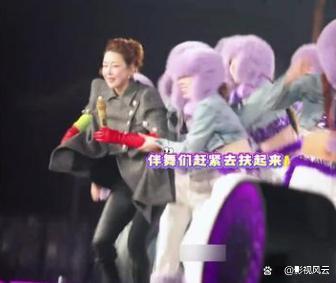 孙悦舞台上摔倒 专业素养获赞