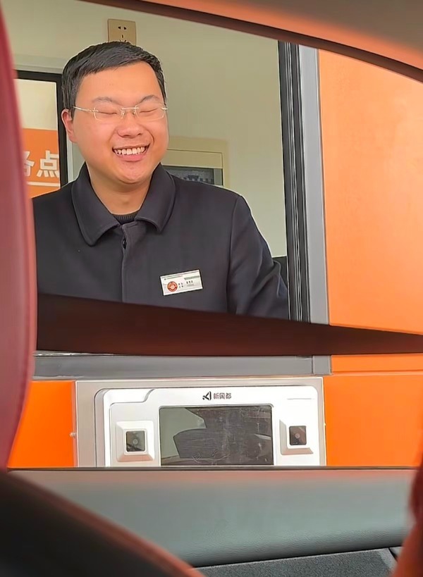 高速收费员“笑得没眼睛"被赞太治愈 真诚微笑暖人心