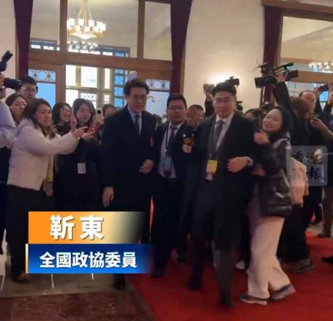 靳东现身两会被围堵走不动路,镜头王人快怼到脸上了开yun体育网,称我方不看短剧