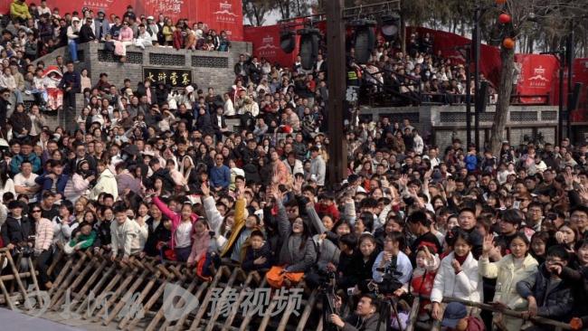 万岁山景区外地演员占四成 年轻人的江湖梦