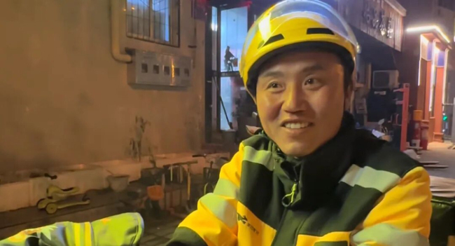 独腿男子送外卖要为妻子攒100万 从心灰意冷到单王逆袭