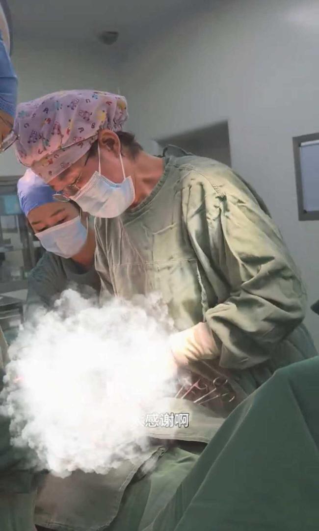 一63岁产妇顺利诞下5.6斤女婴:没啥感觉孩子就生出来了