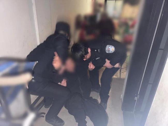 老人跌倒路人报警 警察第一时间赶到