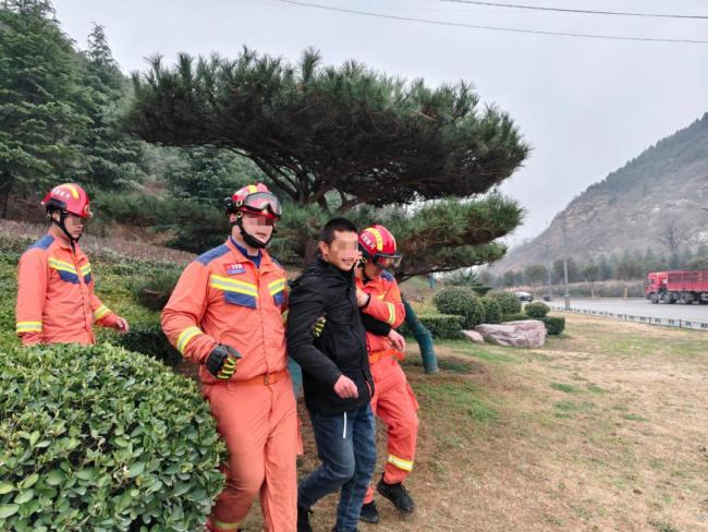 男子爬山因恐高腿软报警求助 消防暖心救援