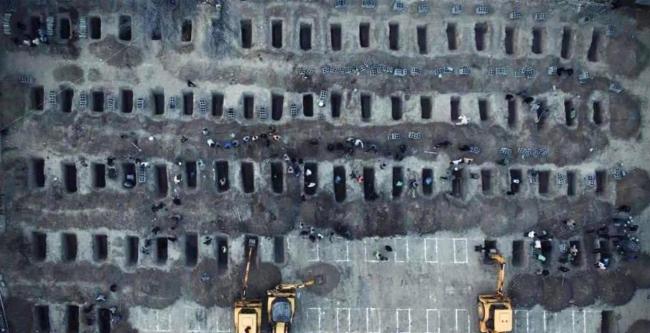 伊朗学校葬礼上的中国书包令人心碎 165个童年的戛然而止