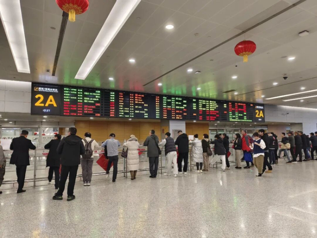 由迪拜飞往上海航班平安落地 中断数日航线恢复