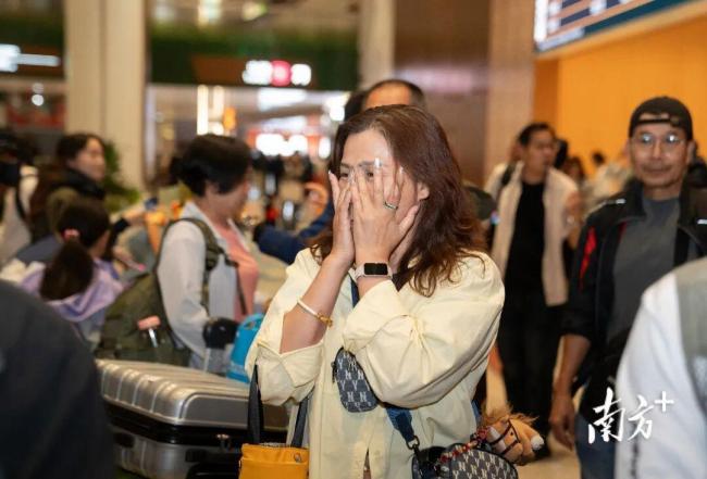 首架迪拜返回广州航班舱内视角：落地后一片掌声和欢呼 心也跟着落地了