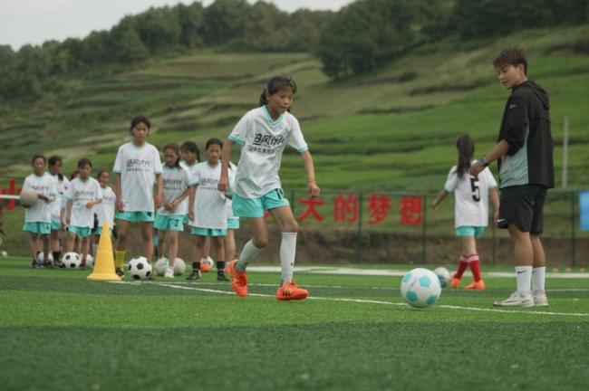 中国女足用一场胜利兑现球场约定 为“追风女孩”圆梦