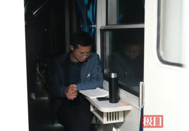 夫妻带2岁娃坐20小时车南下打工 千里求生计