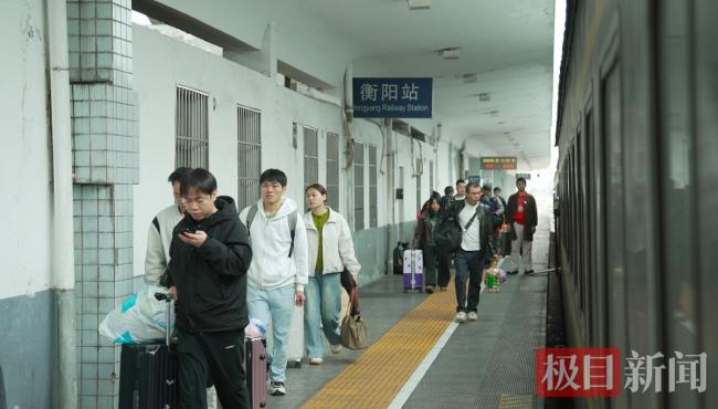 夫妻带2岁娃坐20小时车南下打工 千里求生计