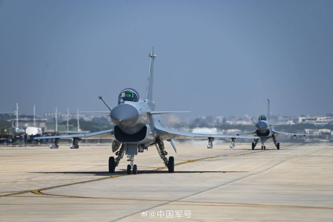 歼-10战机最新训练超燃瞬间 锤炼全天候作战本领