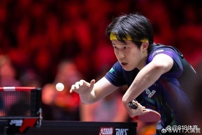 王楚钦清晨飞抵重庆8大金刚护驾 新科冠军风采依旧