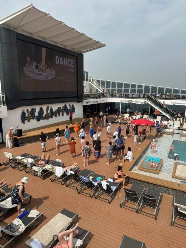 滞留迪拜6天，7次航班取消，她咬牙买下54000元机票 战火中的艰难归途