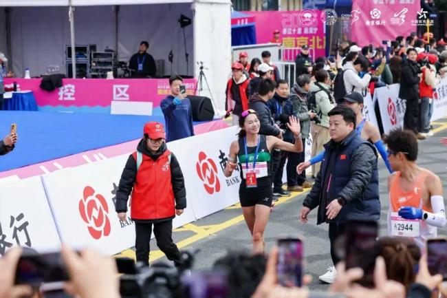 张水华马拉松夺亚 “最快女护士”创佳绩