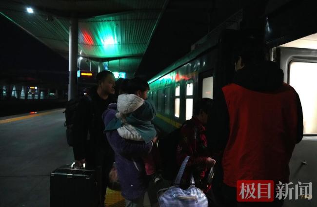 夫妻带2岁娃坐20小时车南下打工 千里求生计