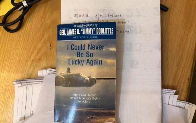 98岁爷爷在西湖边火了 流利英语征服网友