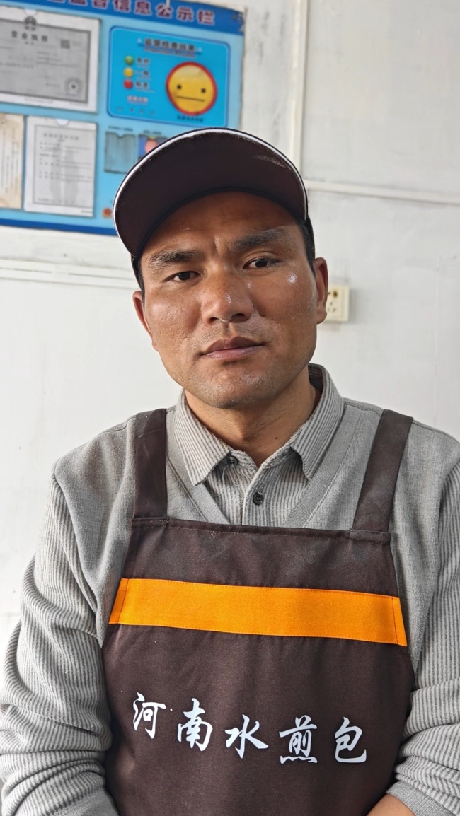 被全网催的河南水煎包店今天开业 顾客排长队等候