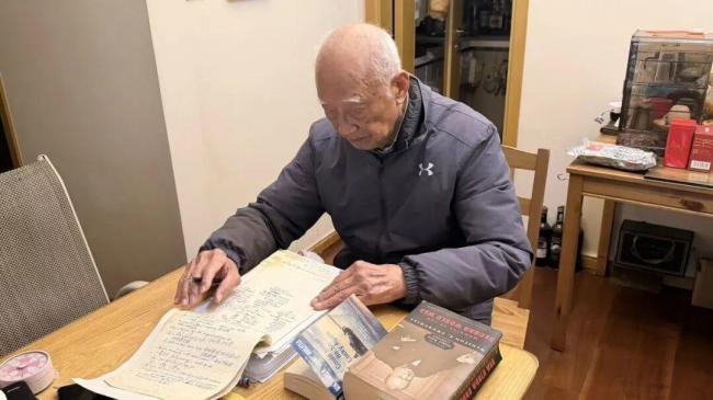 98岁爷爷在西湖边火了 流利英语征服网友