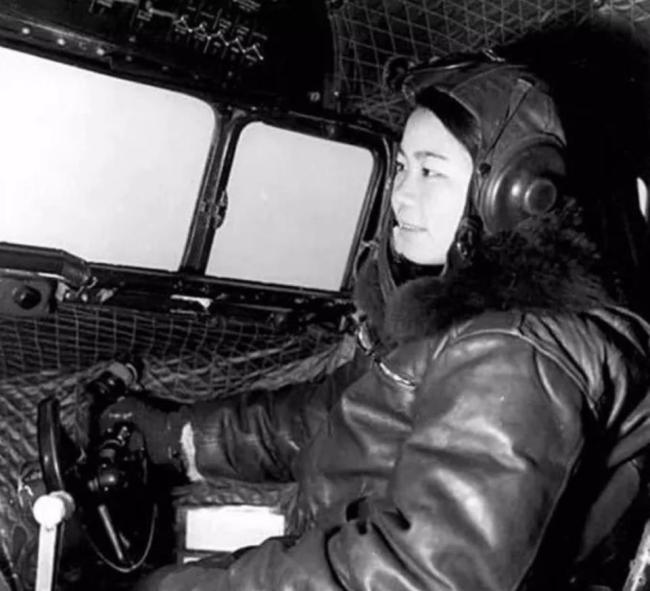 向新中国第一批女飞行员致敬 蓝天巾帼的勇敢征程