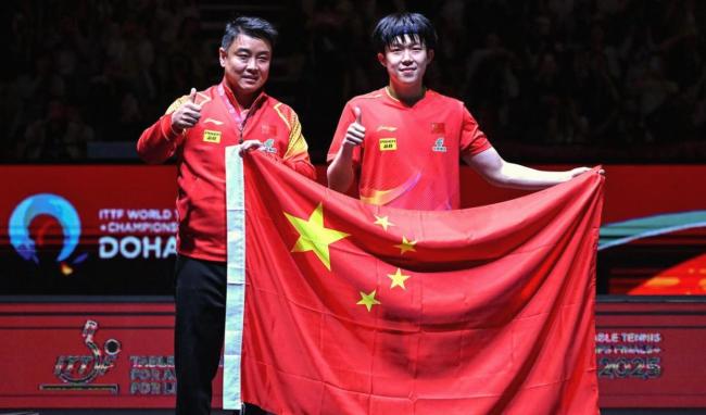 王楚钦与重庆小球员正反手互拉 状态火热冲击卫冕