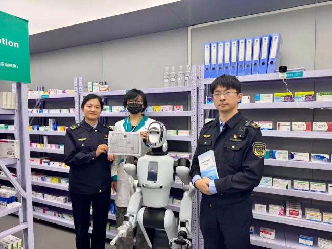 北京一药店机器人“持证”上岗 具身智能走进医药零售