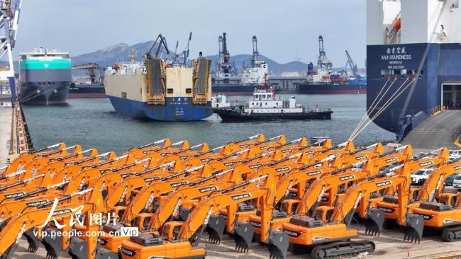 山东烟台：港口赋能 国产汽车顺畅“出海”