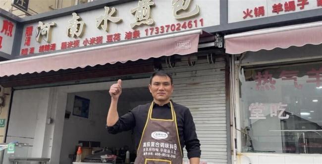 男子催水煎包店老板26秒一锅 顾客心焦盼开业