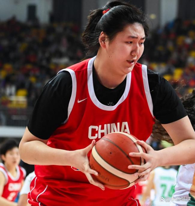 中国女篮四大中锋同框!在2米26张子宇旁,李月汝也显小鸟依人 内线未来可期
