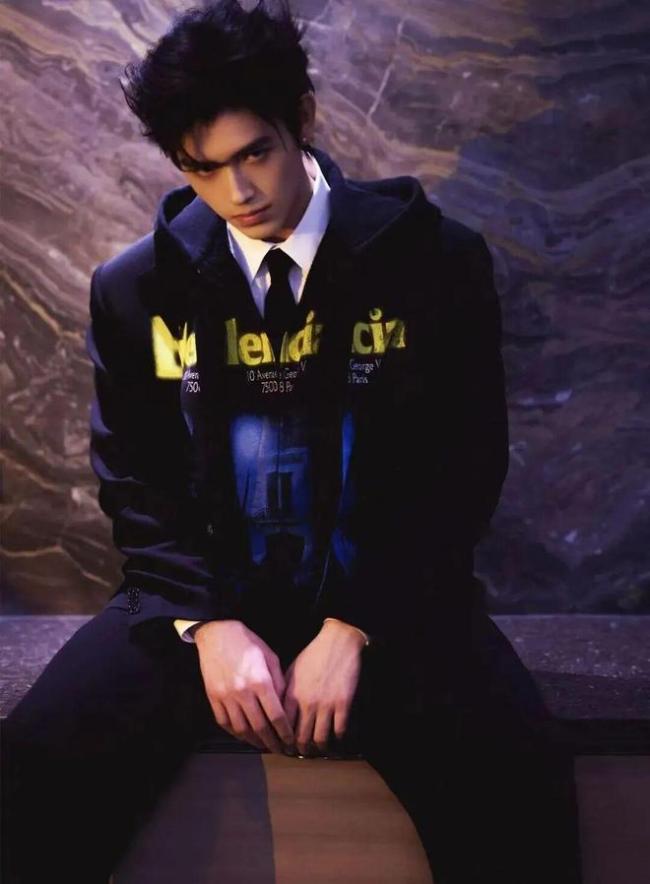 巴黎时装周 光与影的时尚探索