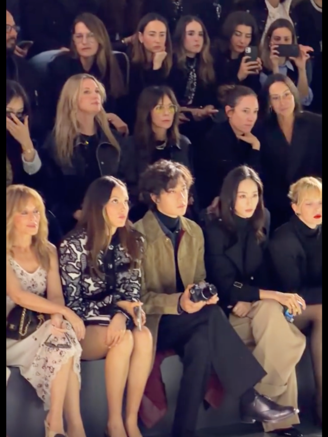 谷爱凌亮相香奈儿大秀