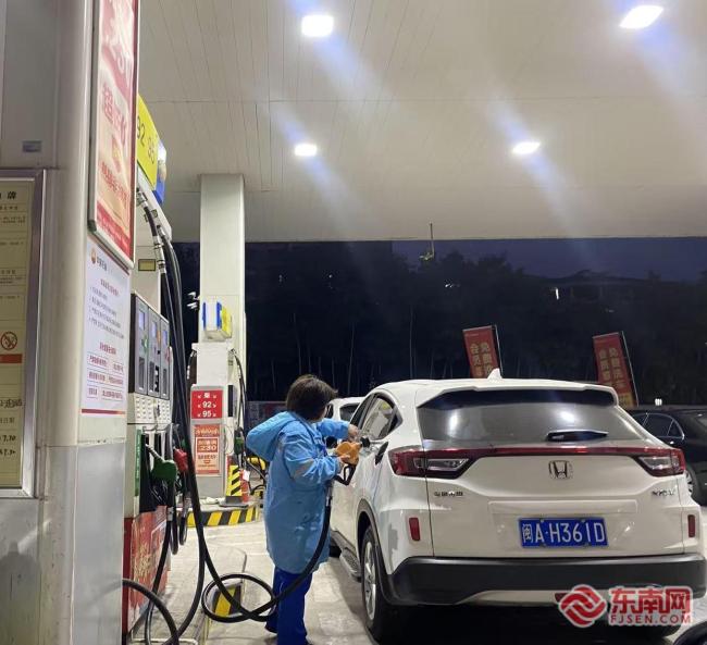 油价上调！加油趁现在！车主抓紧时间加满油箱