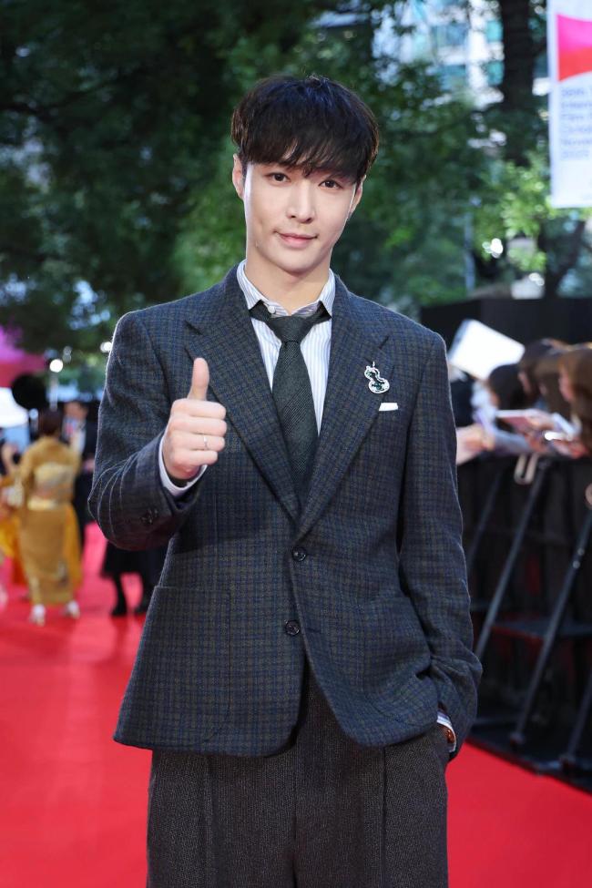 张艺兴手术后正休养