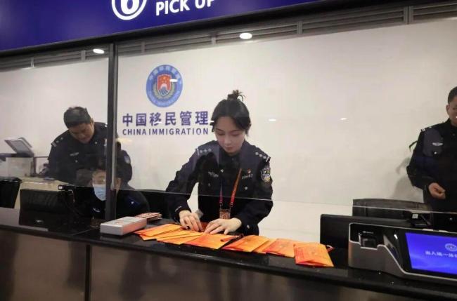 滞留中东台胞平安抵沪说总算安全了 踏上祖国土地安心归家